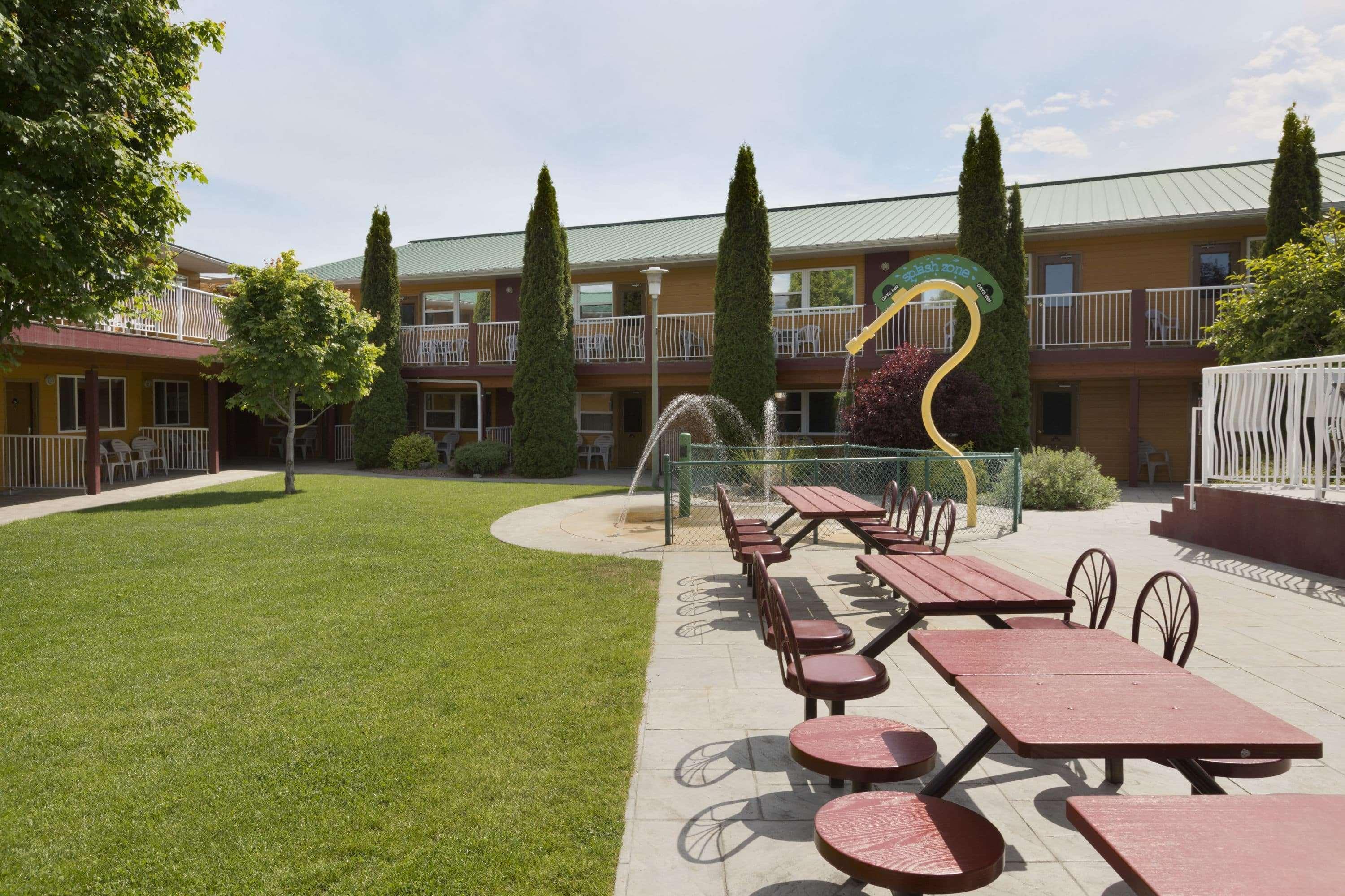 Days Inn By Wyndham Penticton Conference Centre Екстериор снимка